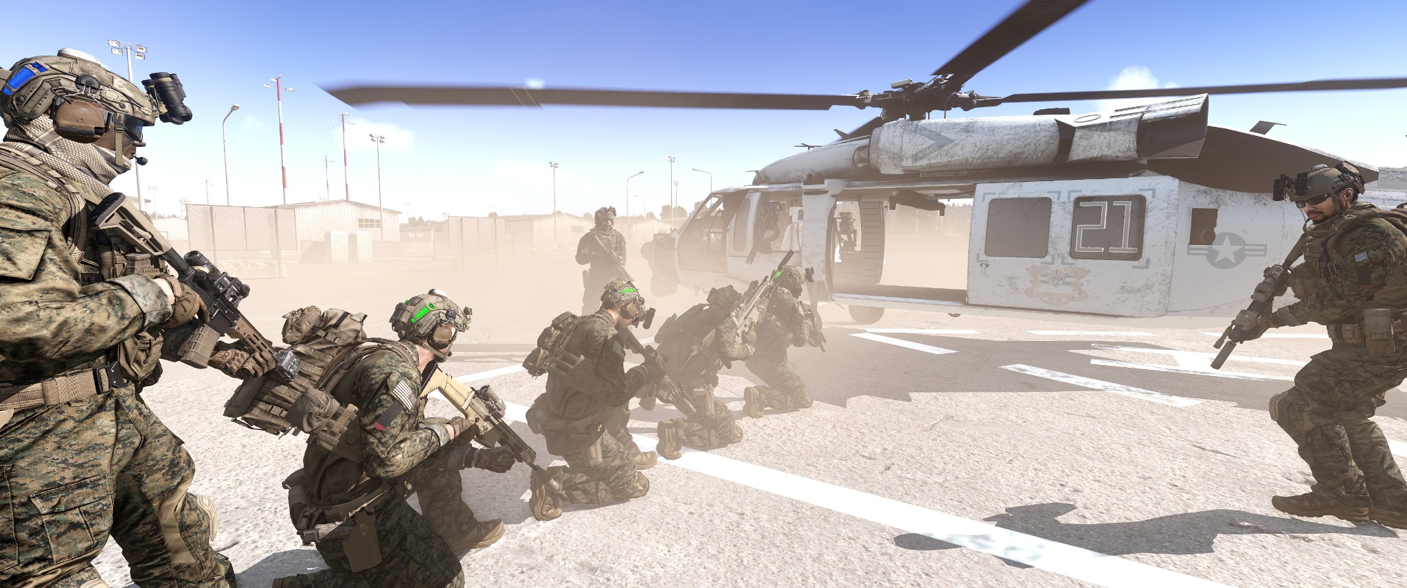 Marine Raiders bei der Vorbereitung an einem Hubschrauber